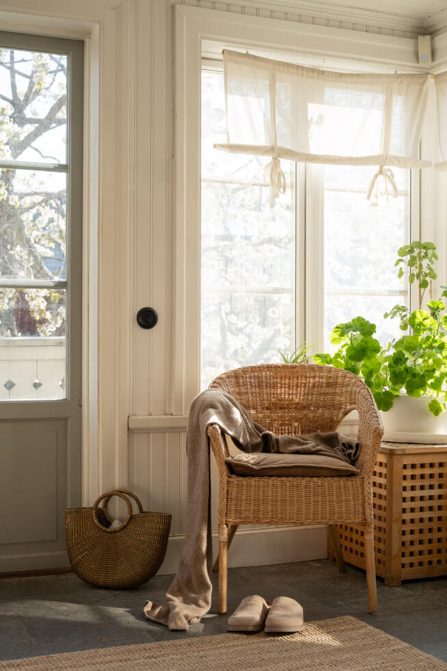 Vid baksidans entré sitter pärlspont på väggarna och på golvet ligger kalksten.