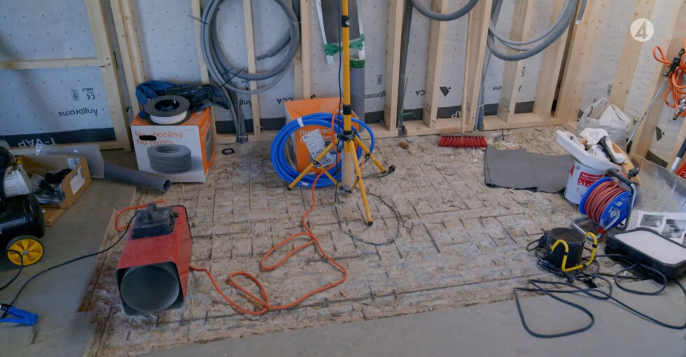 Golvet får bilas upp då de glömde göra fall. 