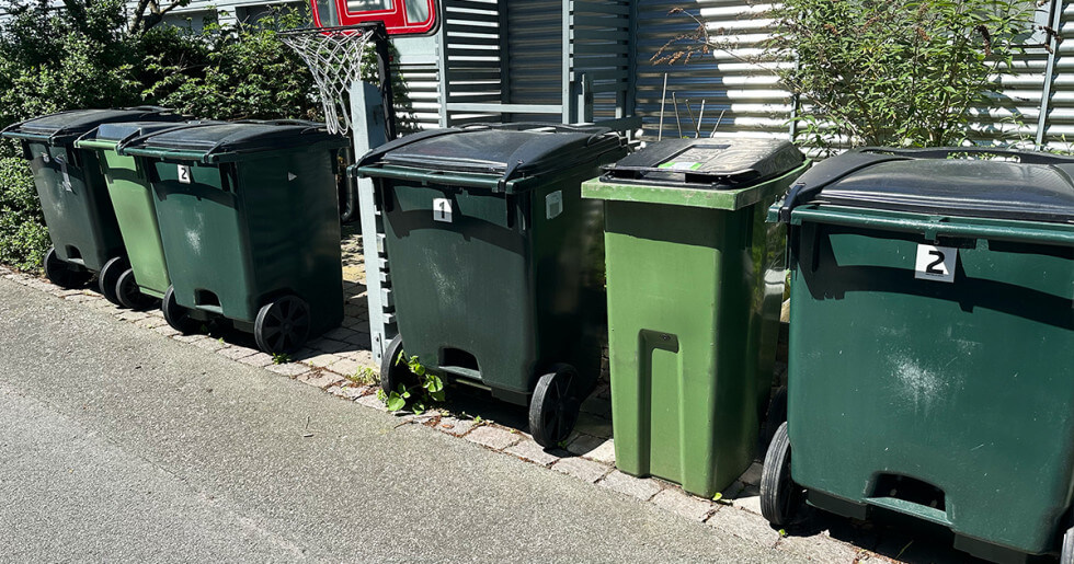 Flera sopkärl som ej får plats på gatan