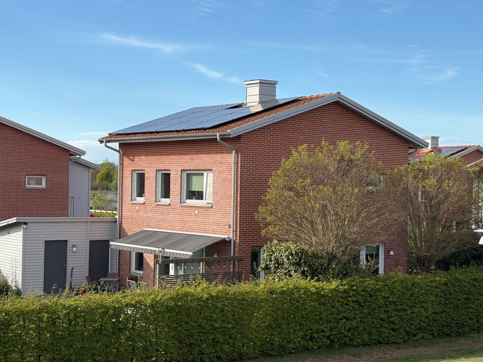 På villataket utanför Lund sitter de 15 solpaneler som förser huset med egen el.