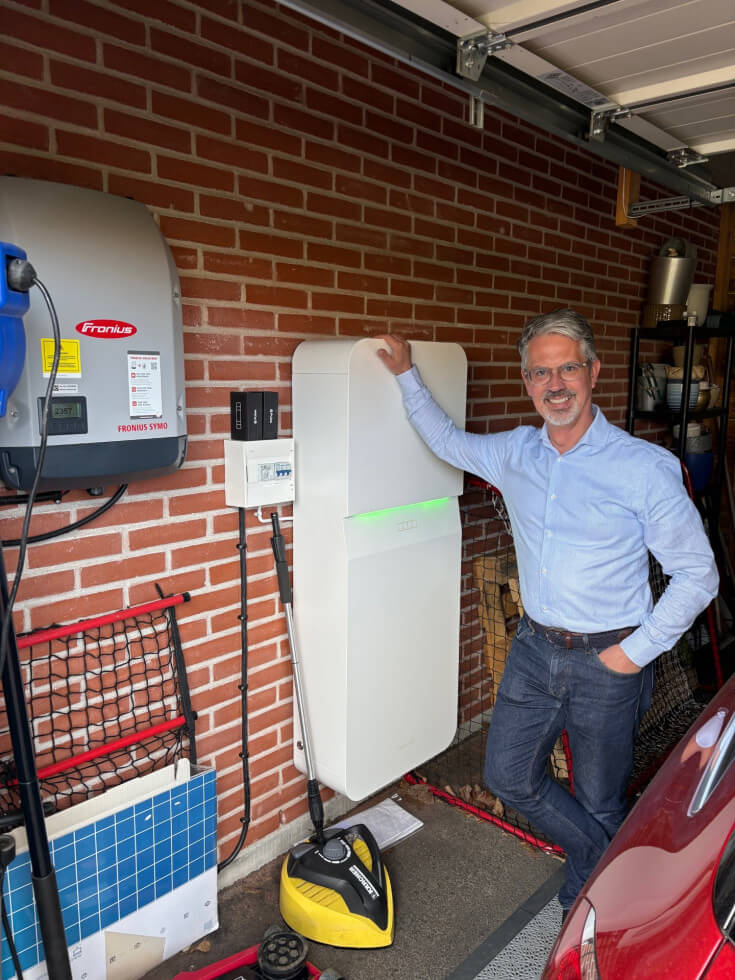 Håkan framför batterilagret
