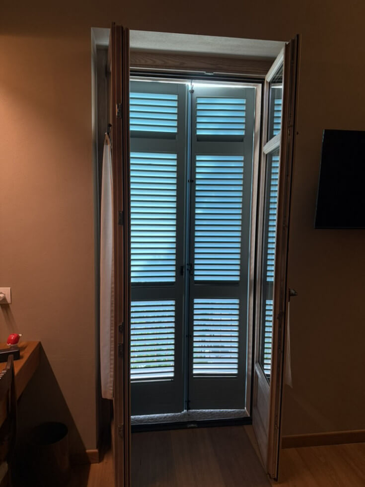 Fönsterlucka på fönsterdörr