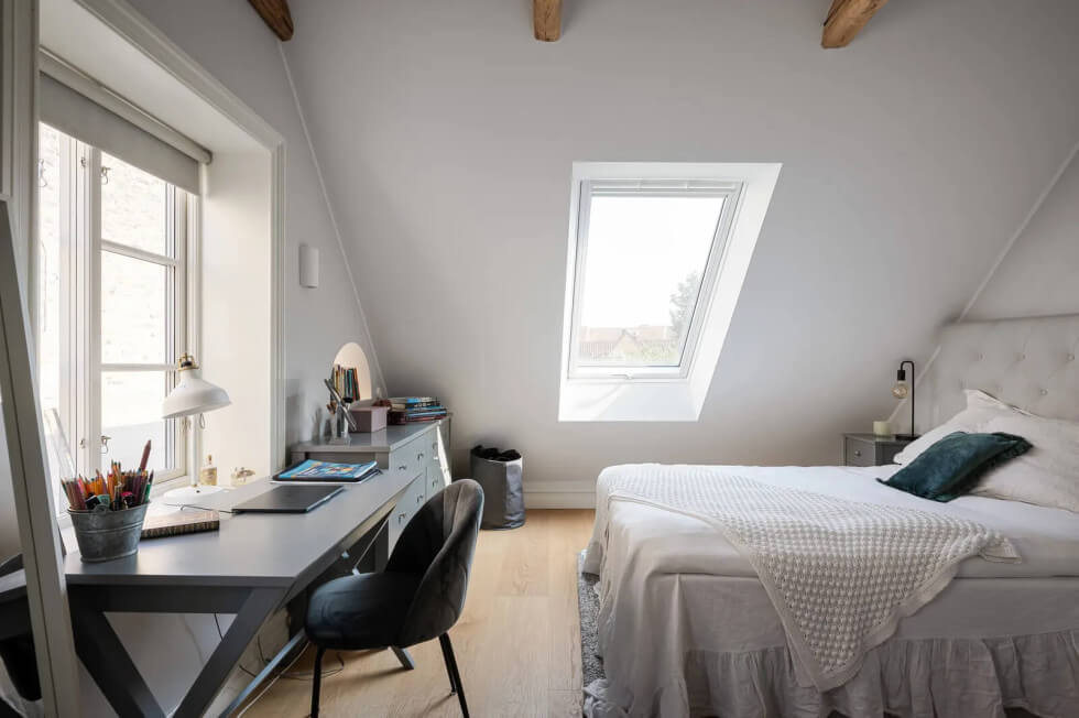 Sovrum med skrivbord och takfönster på övervåning i gathus i Lund