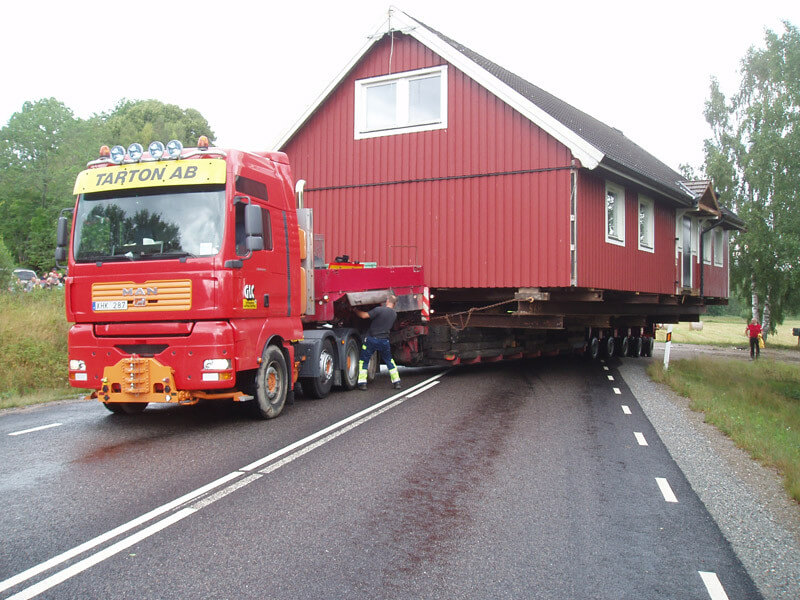 Det 70 ton tunga huset transporteras på trailer längs landsvägen.