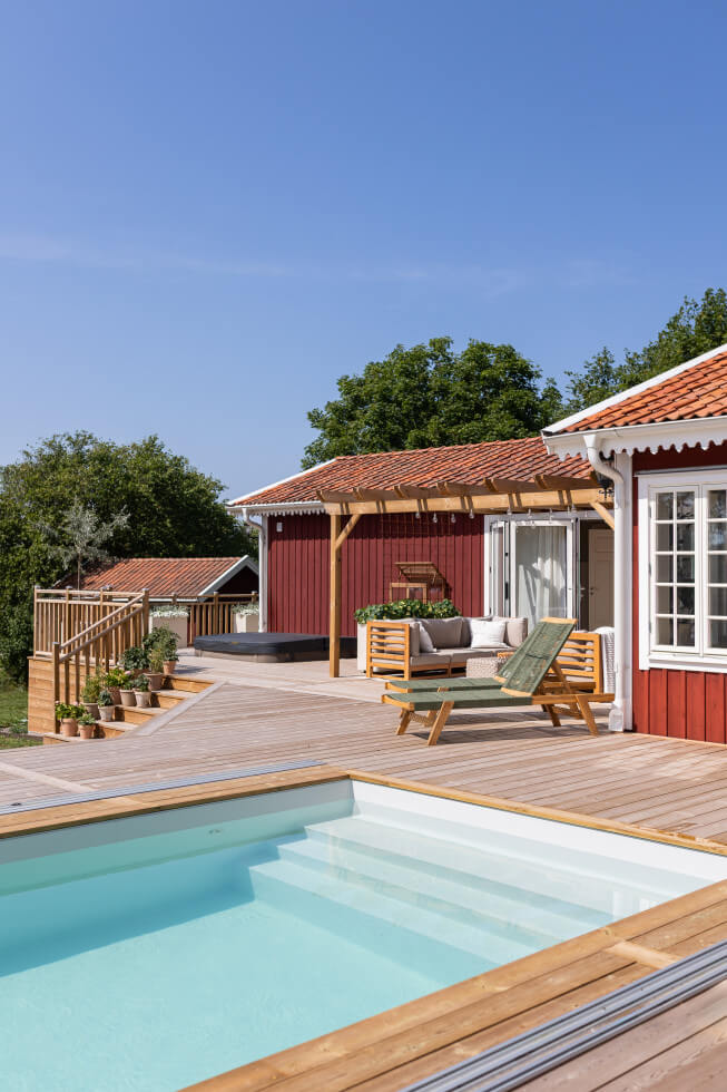 Bild på Rohallatorpet, med poolen och altanen.