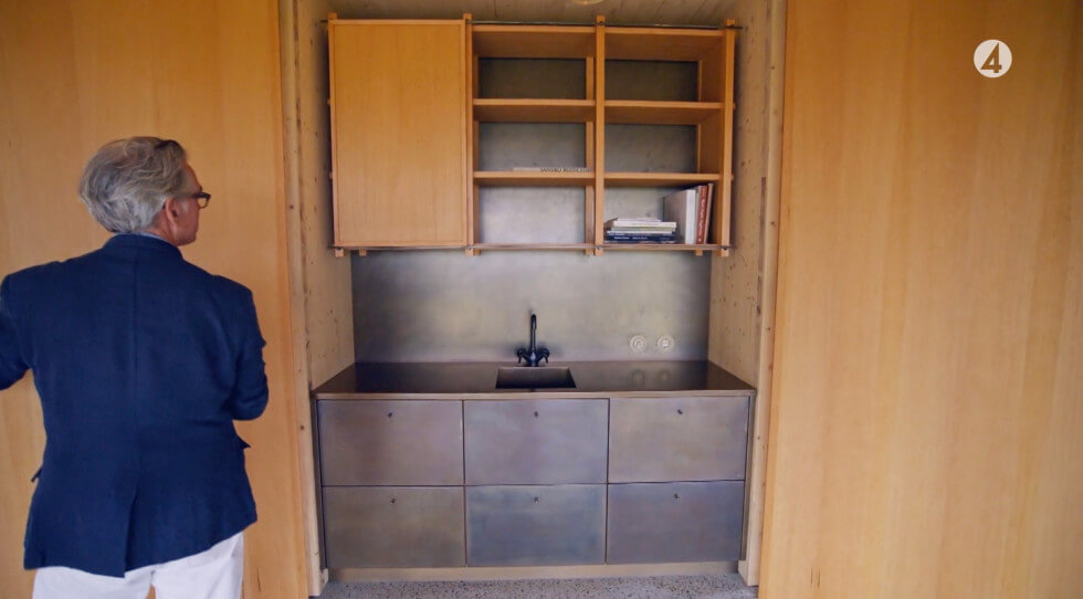 Kök i oregon pine och brunerad mässing