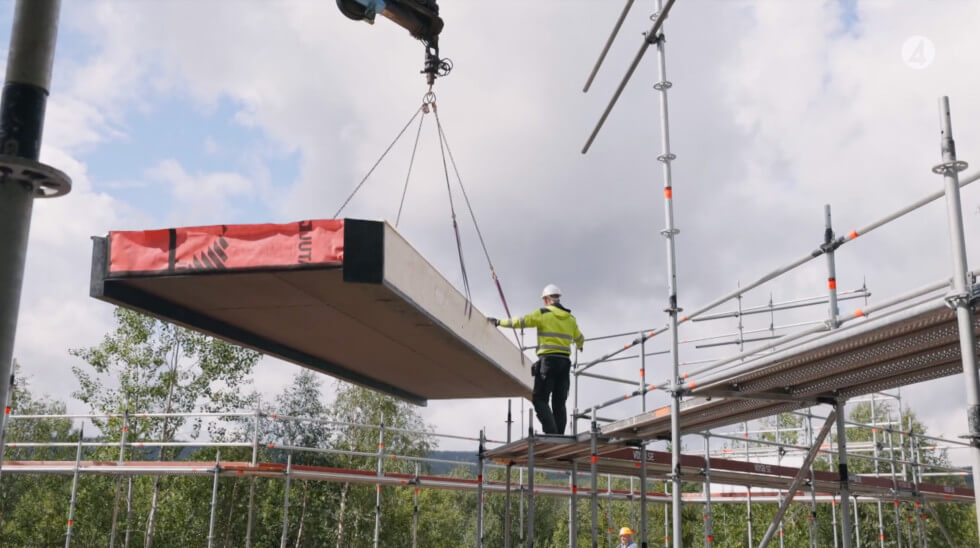 Kran lyfter byggelement