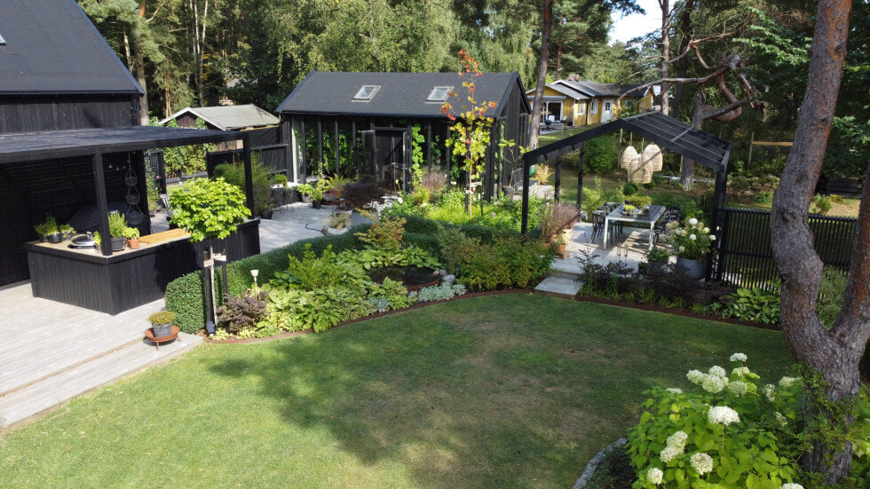 Bild på trädgården med orangeri, och pergola.