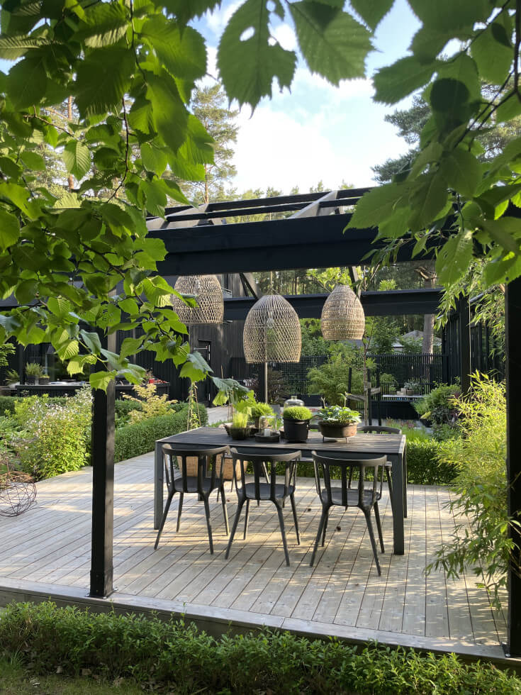 bild på pergola från sidan med matplats under.