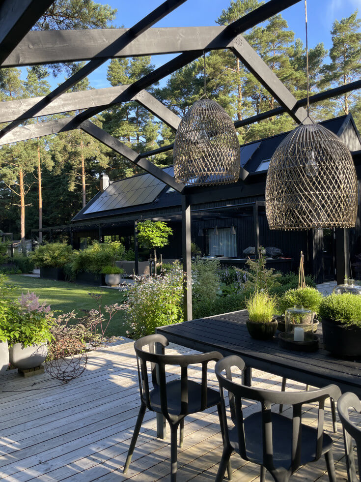 Bild på pergola utomhus med matplats under.