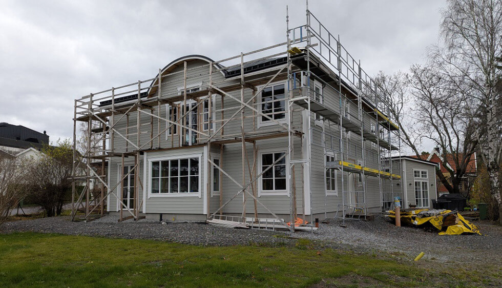 Nybyggt hus med byggnadsställningar