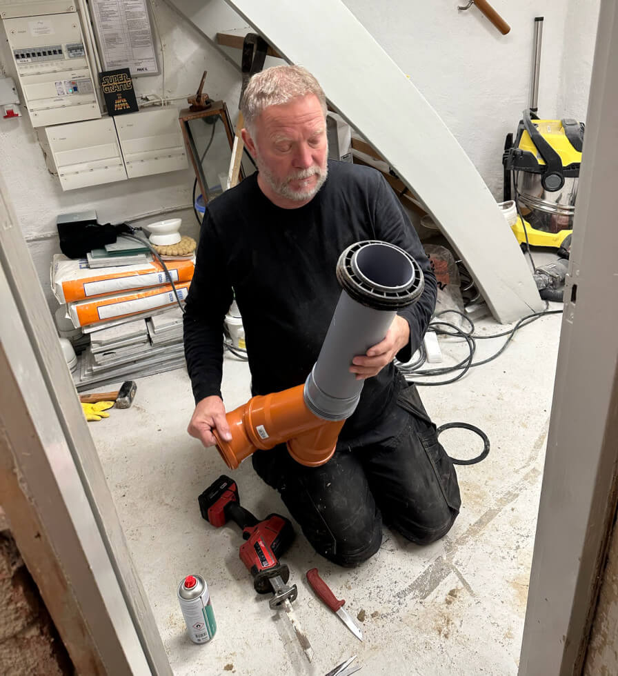 Rörmokare lägger nya rör