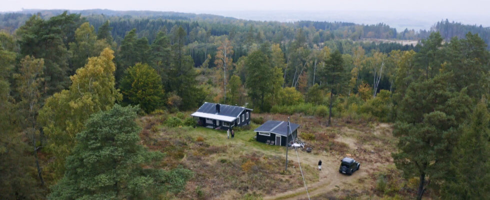 Tomten och fritidshuset från 60-talet ligger högst upp på Hallandsåsens högsta punkt.