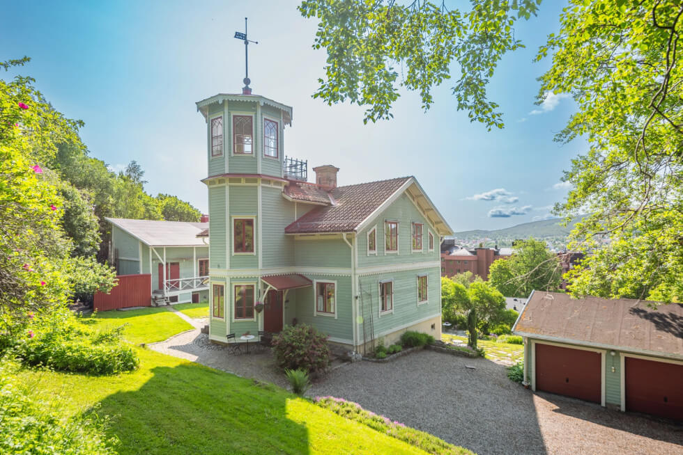 Hus från 1837 med torn