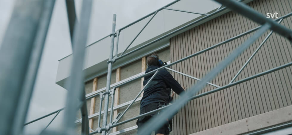 träpanel sätts upp