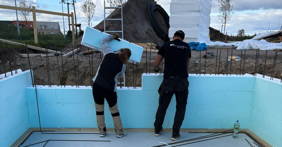 Väggar byggs i poolen