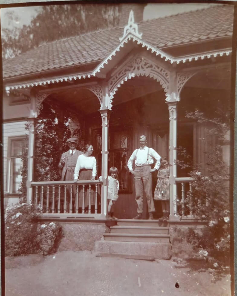 Gammal bild på veranda