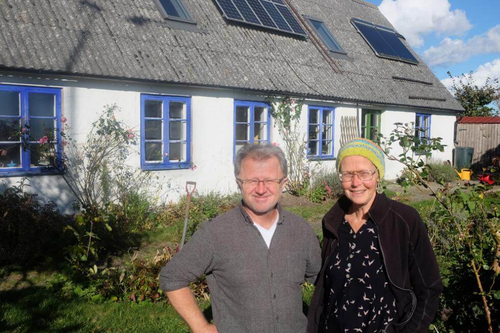 Susanne och Holger Wendt framför sitt hus på Österlen