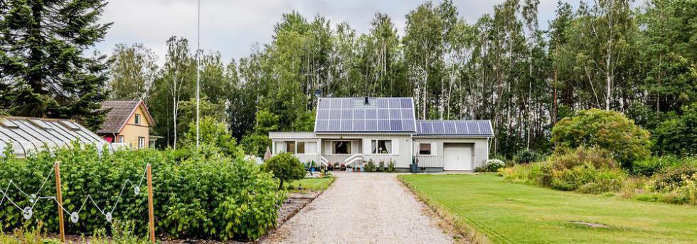 Solceller på ett hus i Brålanda.