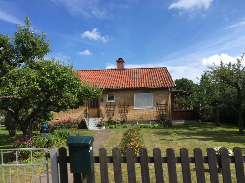 Det väntas bygga ungefär lika många hus i år som man spådde att det skulle byggas förra året.