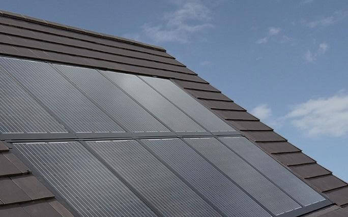 Solceller på ett tak.