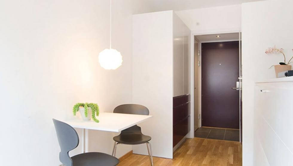 En 13 kvadratmeter stor lägenhet i Stockholm som hade ett acceptpris på drygt 2 miljoner kronor när den såldes.