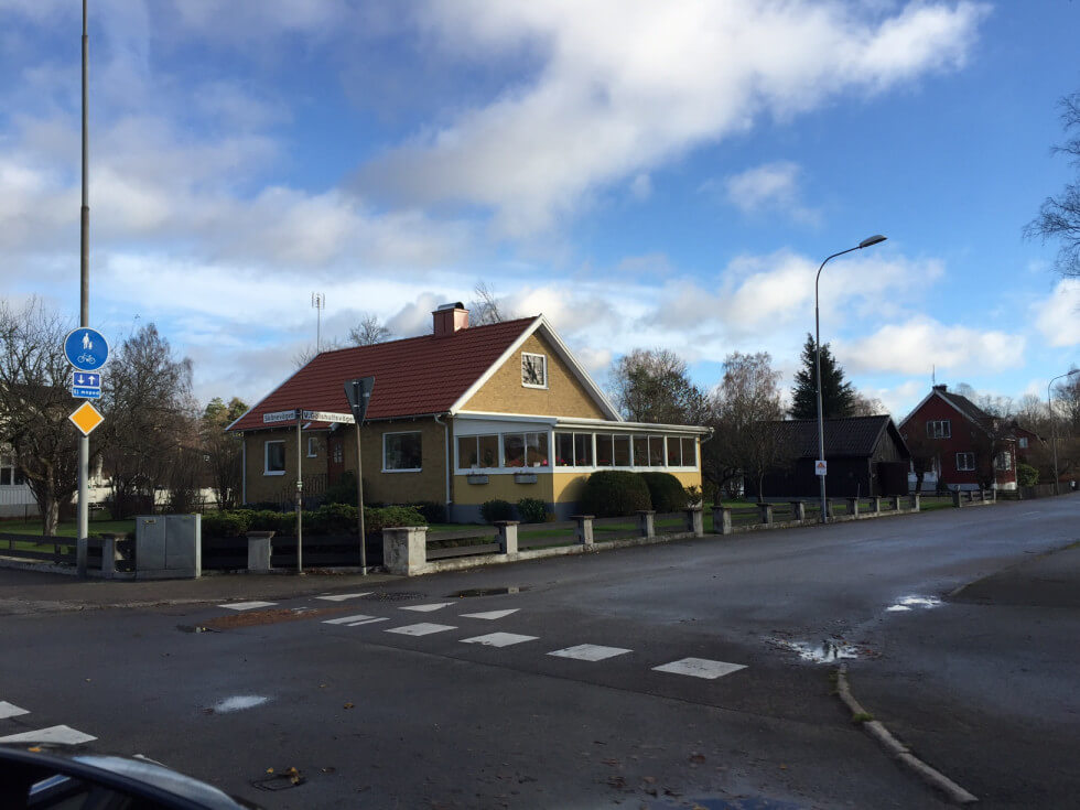 Utbudet av hus är inte jättestort just nu och det driver upp priserna på de som ligger ute till salu.