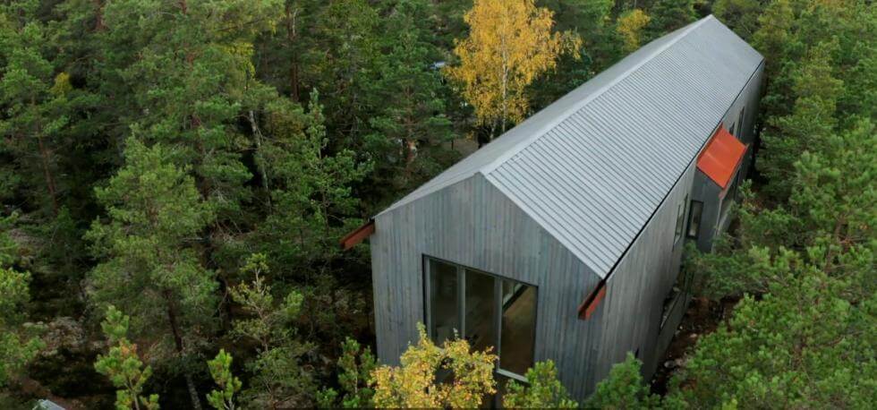 Snickaren Rasmus Larsson bygger ett hus i skogen och skonar så många träd som möjligt.