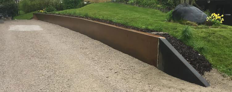 Johan byggde stödmur av plåt. 