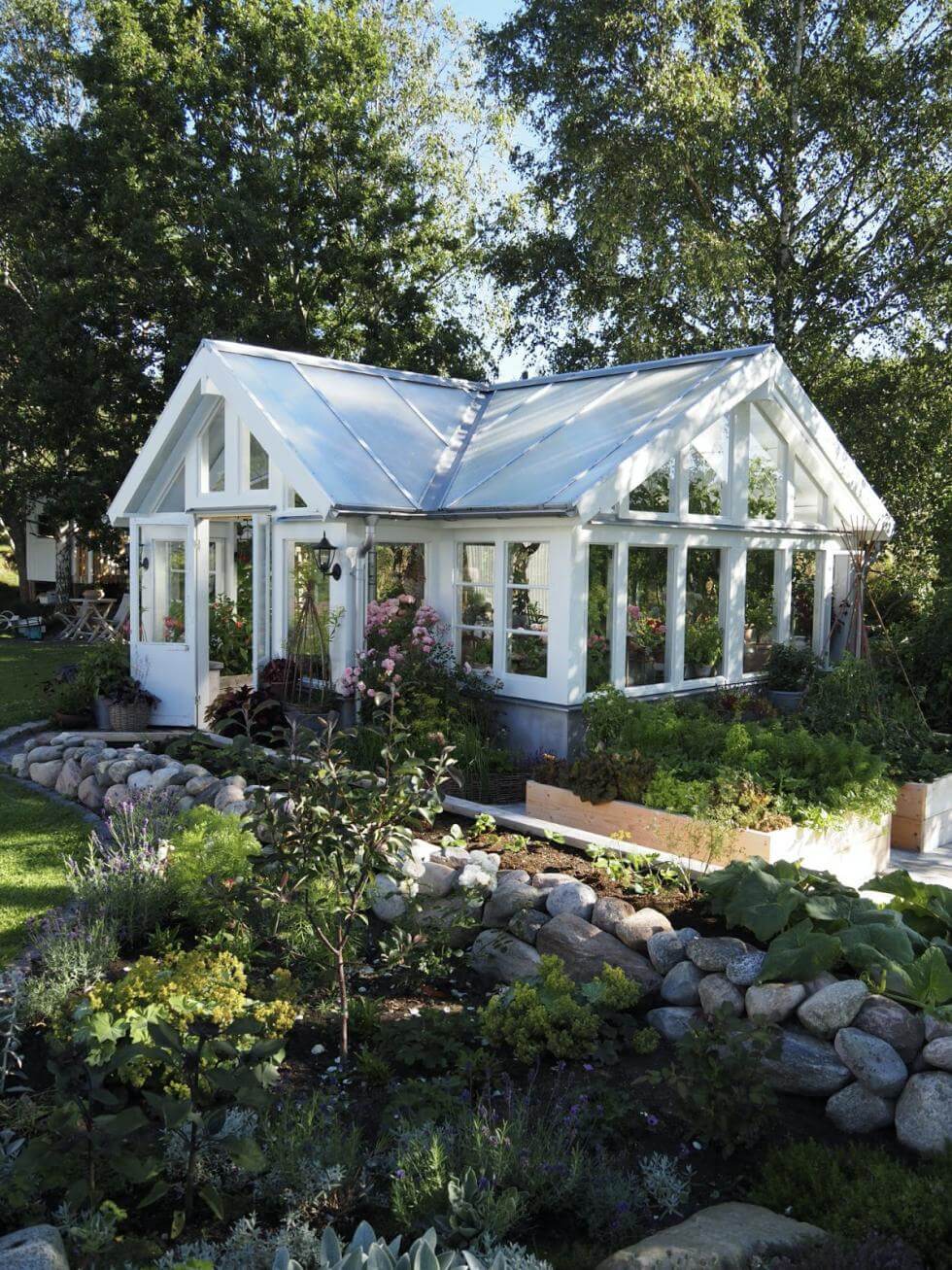 Ellen Hansson berättar hur hon byggde sitt växthus och ger tips till andra som vill bygga växthuset själv.