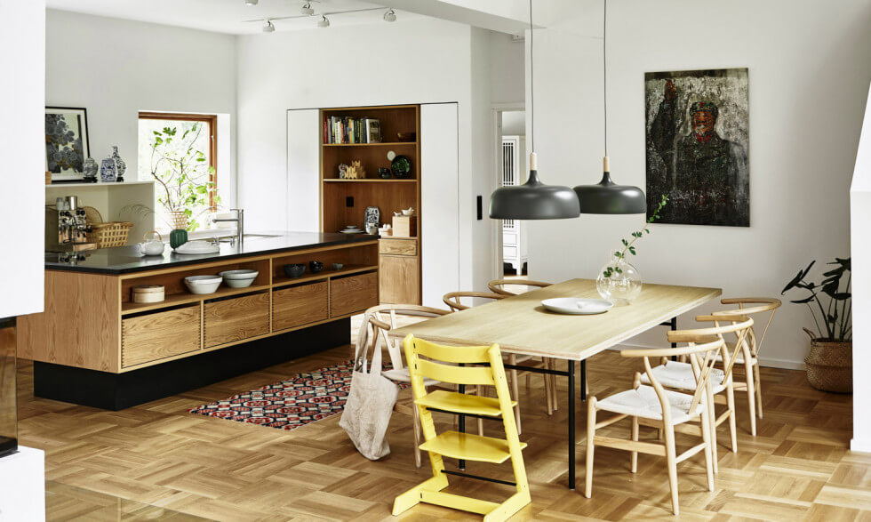 Öppnad planlösning mellan kök och vardagsrum i ett 50-talshus.