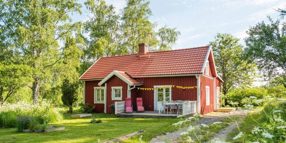 Ett sätt att snabbare få ihop till kontantinsatsen är att välja ett billigare hus. Här är ett hus till salu i Hjo för 785 000 kr hos Andersson & Andersson. 