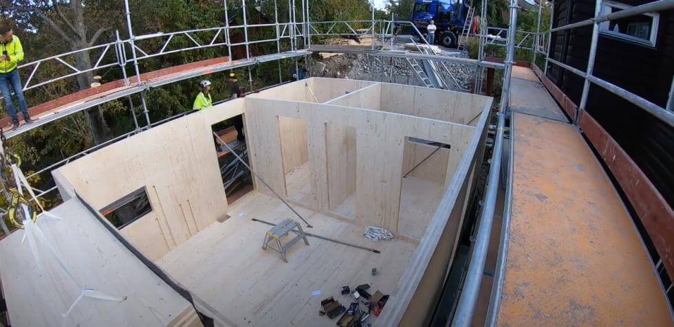 Vid det här bygget använder man färdiga väggelement av KL-trä.