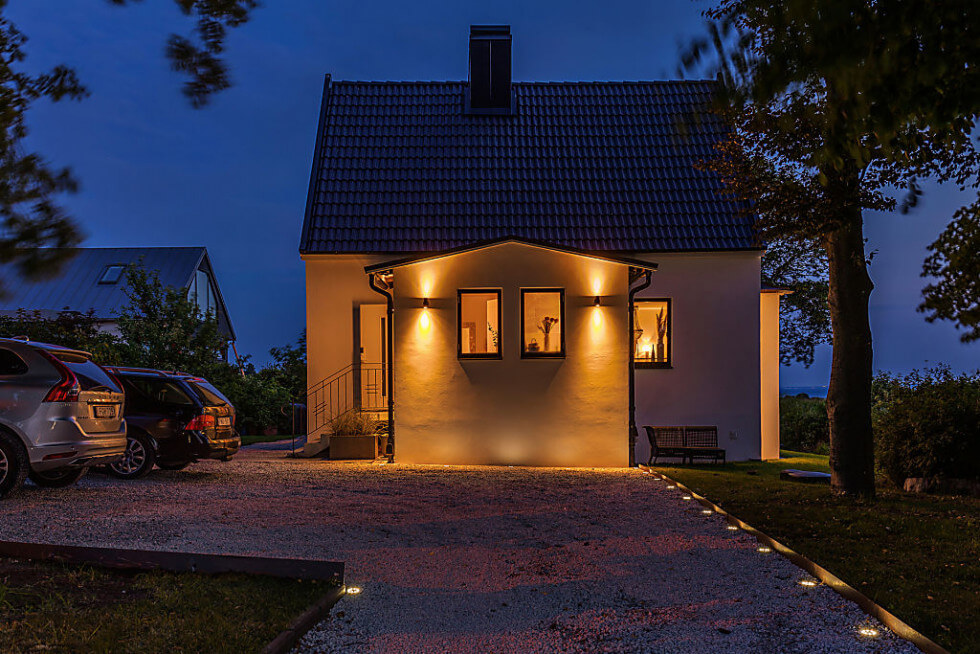 När mörkret faller på behöver vi bra utebelysning runt huset.