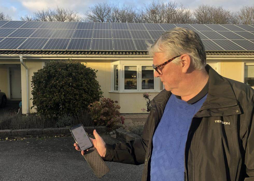 Gunnar Tjernberg utanför sitt hus där han har installerat en omfattande solcellsanläggning.