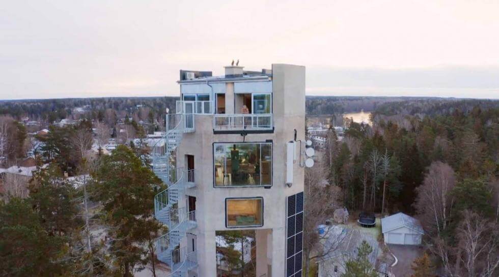 I säsongsavslutningen till Grand Designs Sverige 2021 förvandlar Henry och Parvi ett brutalistiskt vattentorn till sin pensionärslya.