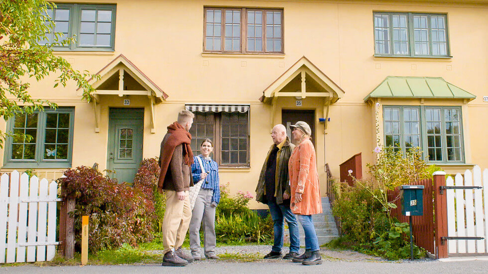 Gabriel och Elin träffar Gert och Anne utanför radhuset i Gamla Enskede.