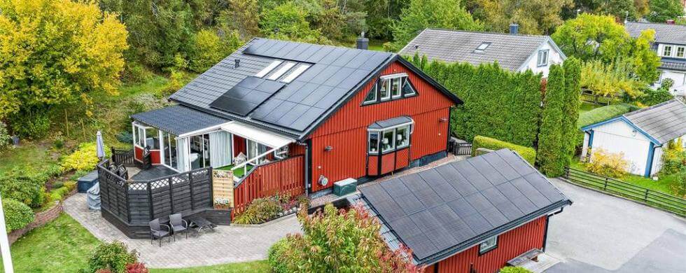 Här sitter solceller både på husets och garagets tak.