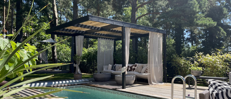 Poolen under "högsäsong". I våras byggde vi ut vårt trädäck och adderade en pergola.