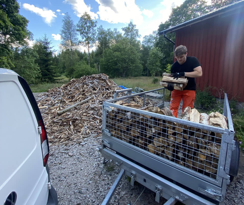Detta är dock ingen vedtjuv, utan sonen Gustaf som jobbar med ved.