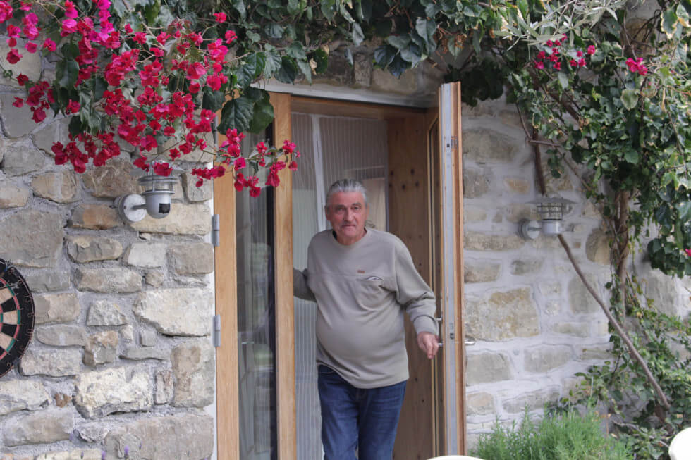 Knut hälsar välkommen till hans hus i Chondros på Kreta.