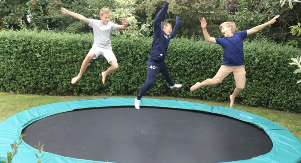 Gustaf och hans kompisar gillade skarpt att storebror Ludvig grävde ner studsmattan.