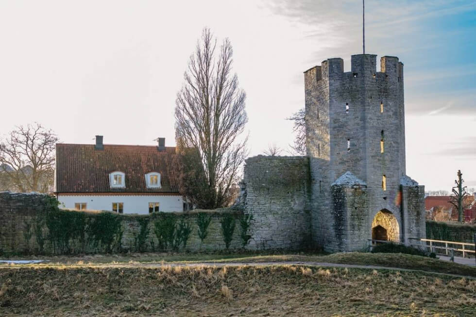 Fredagshuset: Med medeltida torn utanför dörren