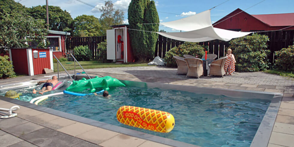 Stålpool som värms upp av solceller.