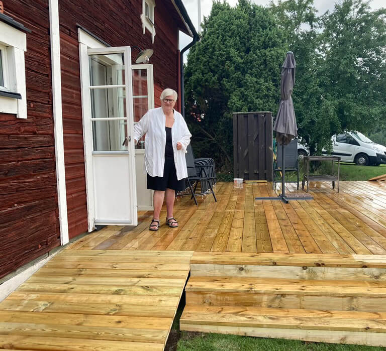 Pers mamma Solweig fick en altan på mors dag.