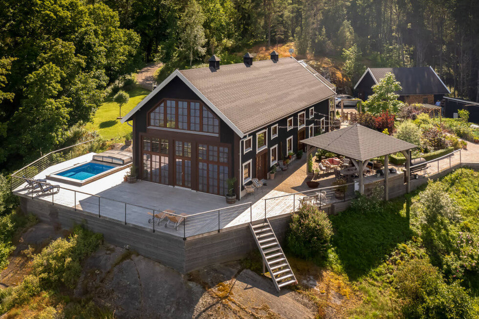 Flyttade ladan och förvandlade till energisnålt praktboende - därför säljer de nu