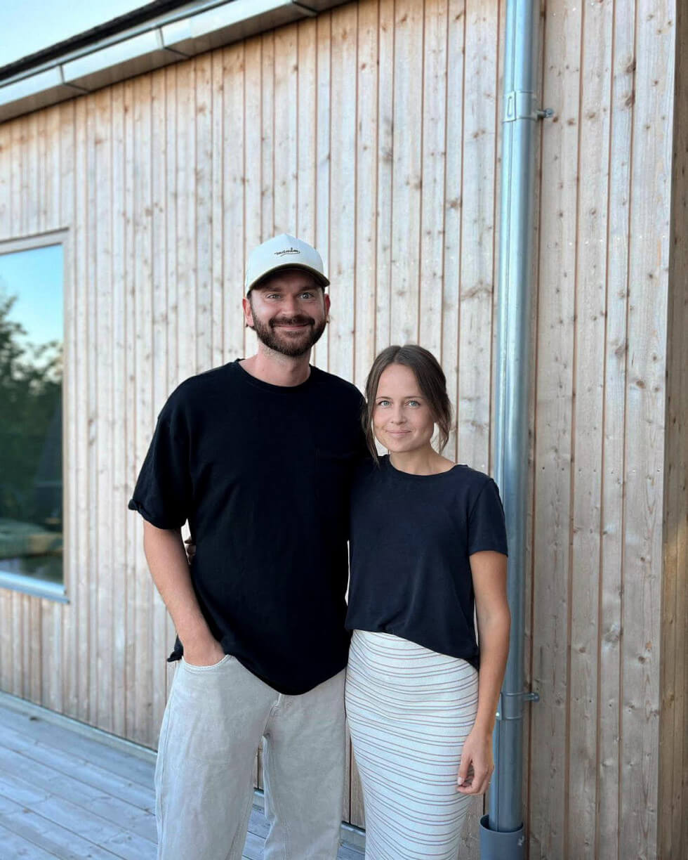 Pontus och Johanna byggde huset själva på tomten vid sjön Glan.