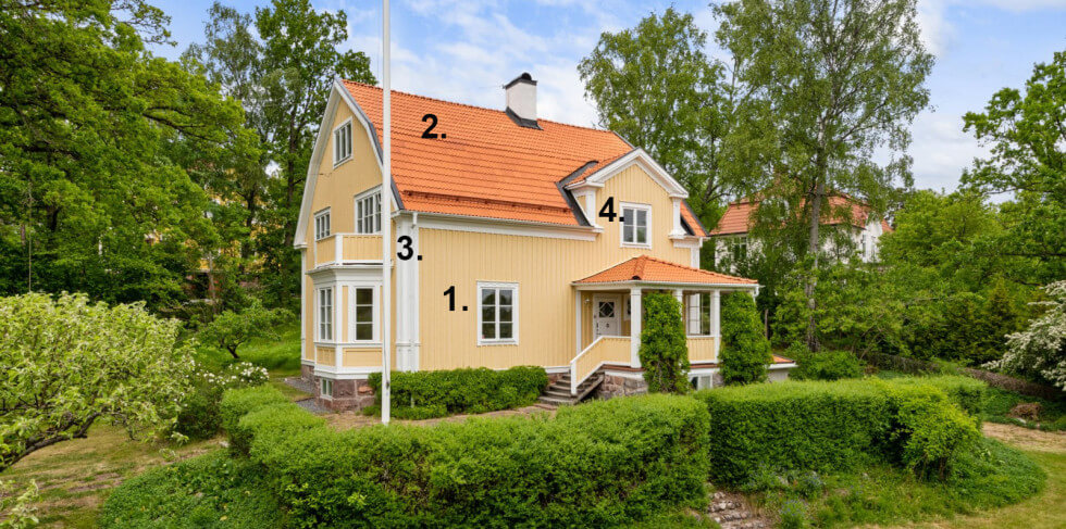 Tidstypiska detaljer: 1. Tvåluftsfönster med 6 rutor och mittpost. På övre plan 4 rutor. 2. Mansardtak med lertegel 3. Fasad stående träpanel med profilerad lockäkt, hörnpilastrar med kapitäl, 4. Fönster, vindskivor målade i bruten vit.