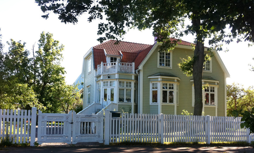 Ett rejält träd på rätt ställe kan göra underverk för att sänka temperaturen i huset.
