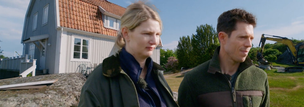 Olivia och Damien styckar av mammas tomt för att bygga minimalistiskt och kaxigt.